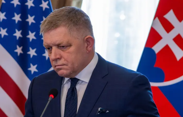 Фіцо погрожує “перейняти естафету” від Угорщини у блокуванні кредиту ЄС Україні